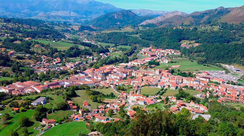 Vistas de Cangas de Onís desde Llanu del Cura