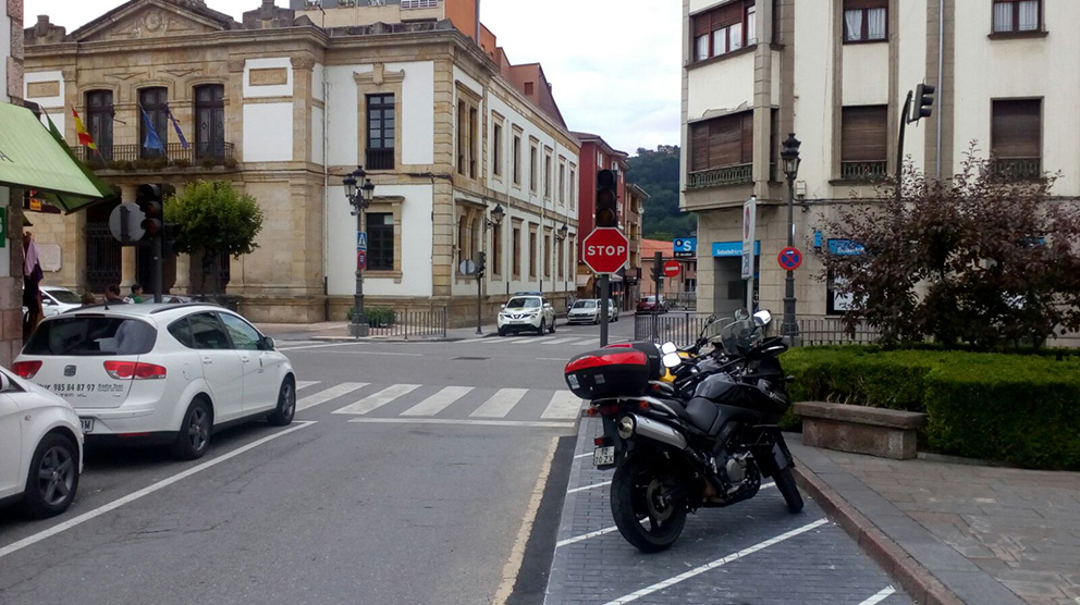 Calle de aparcamiento de motos de Cangas de onís