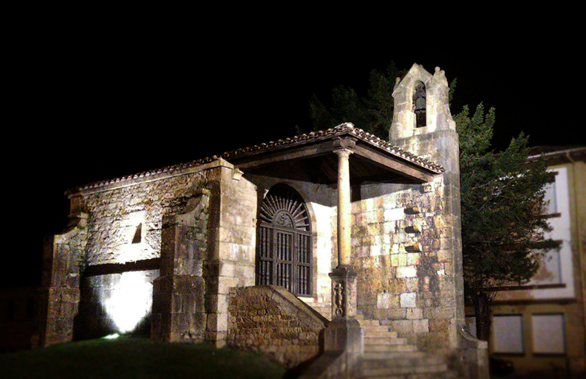 Iluminación de la Capilla de Santa Cruz en Cangas de Onís
