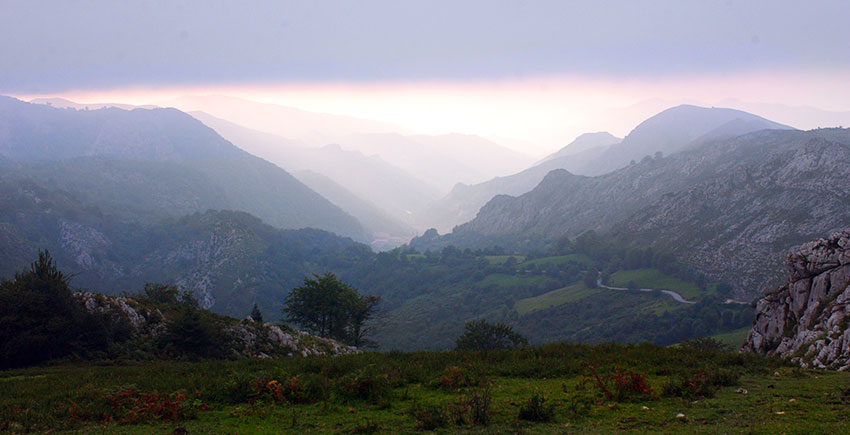 Vista de la carretera de acceso a Los Lagos de Covadonga
