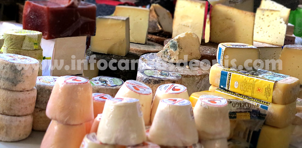 Un puesto de quesos asturianos en el mercado de Cangas de Onís