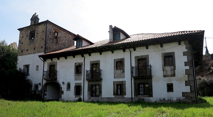 Vista general del Palacio CortÃ©s de Cangas de OnÃ­s