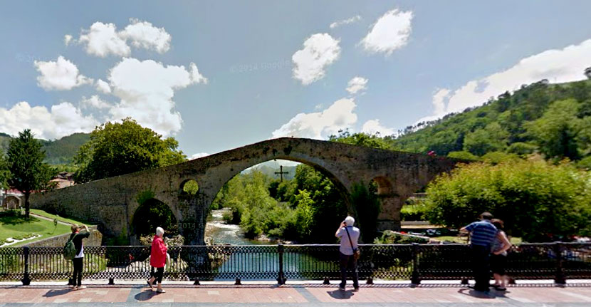 Turistas fotografían el puente de Cangas de Onís
